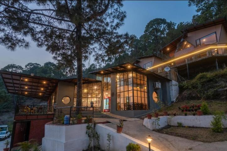 Stayvista At Tatvam - Mountain Views, Pool, Ac Hotel