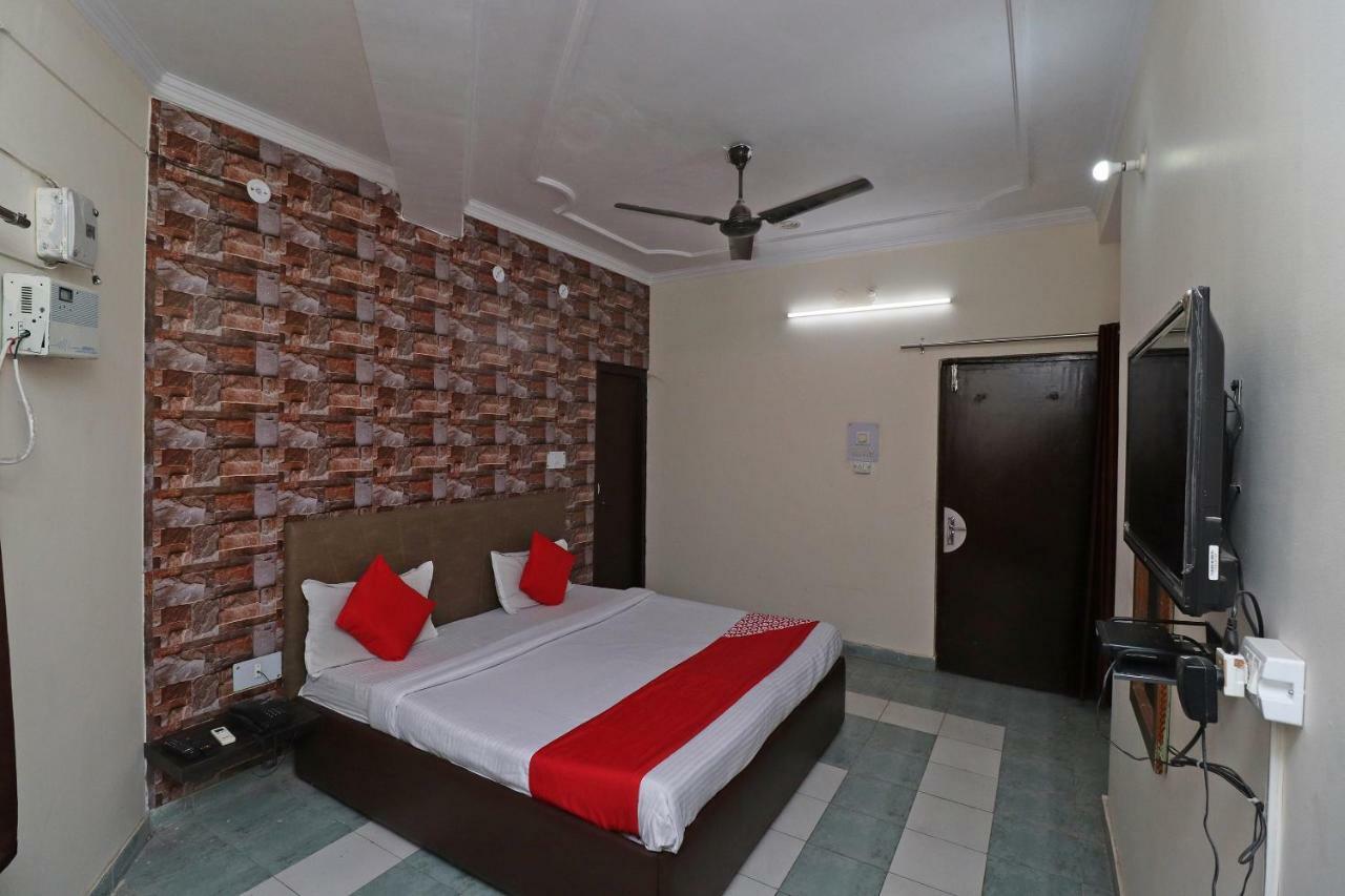 Hotel Oyo 38165 Indralok 3*