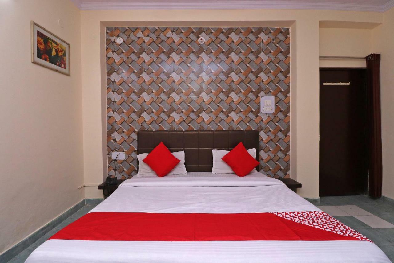 Hotel Oyo 38165 Indralok 3*
